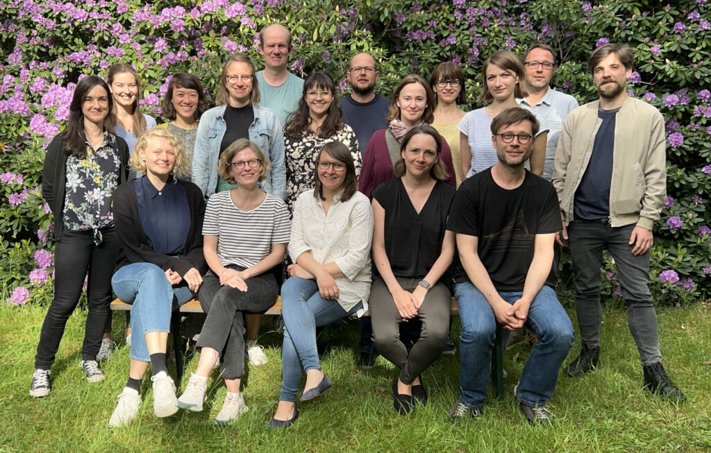 Team-Foto des Kommune 360 Teams (17 Personen in 3 Reihen, 1. Reihe sitzend)